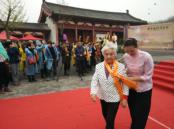 �׽�Ÿ�����ʫ��ڿ���ӭʫʥ˲����Ƶ